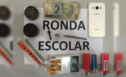 Os três foram abordados e durante revista pessoal, foi encontrado um cigarro de maconha, uma porção da droga e um triturador manual - Divulgação/PM