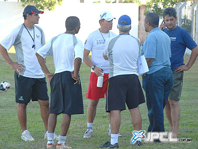 O técnico Sinval e a diretoria trabalha para apresentar mais quatro reforços - O técnico Sinval e a diretoria trabalha para apresentar mais quatro reforços -