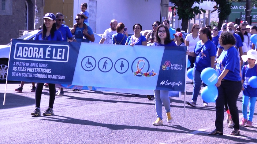 Dezenas de famílias percorreram a área central de Três Lagoas em homenagem ao Dia do Autismo - Hugo Leal/JPNEWS