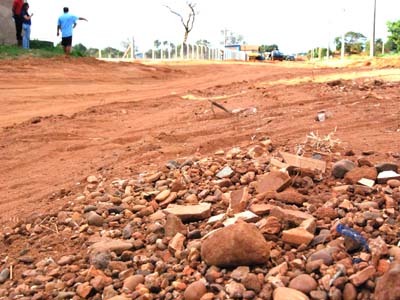 Várias ruas do bairro estão tomadas por valetas e terra solta. Moradores estão preocupados quando cair chuva -