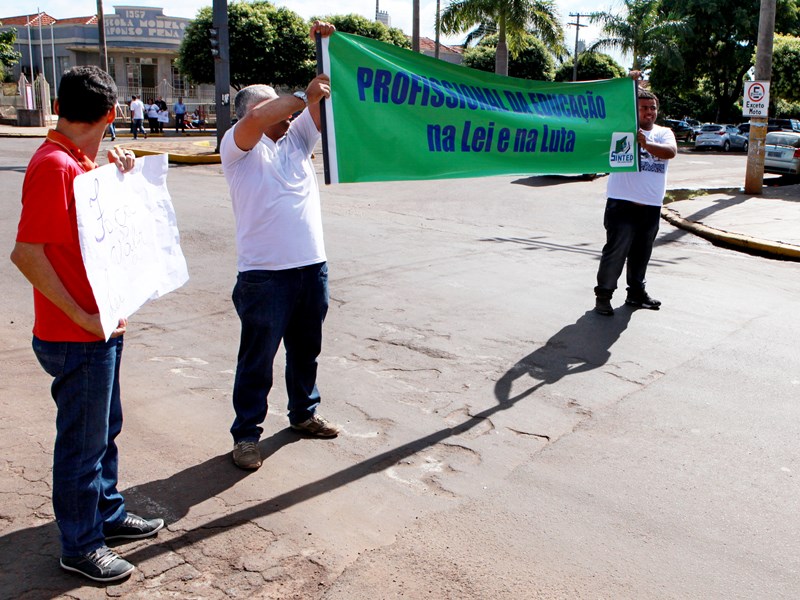 Professores de Três Lagoas realizaram novo protesto na manhã desta sexta-feira, 29 - Elias Dias