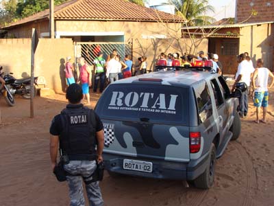 Movimentação na frente da residência onde ocorreu o fato -