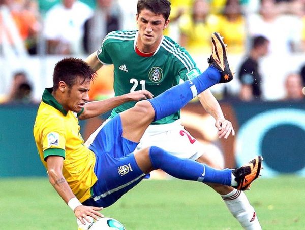 Neymar sofre falta: cena comum, mas que no torneio tem posições invertidas também -