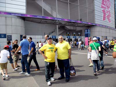 Presidente do Misto (esq.) em frente ao lendário estádio de Wembley, em Londres -