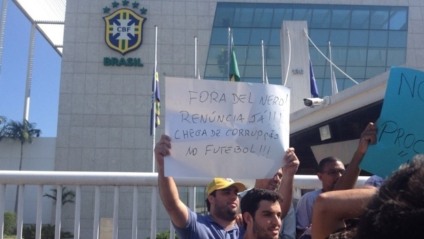 Cede da CBF ficou lotada de manifestantes nesta terça-feira - Internet
