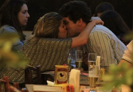 Marcelo Serrado aproveitou o jantar para namorar -