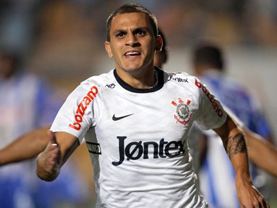 Lateral treinou normalmente ontem e estará em campo nesta noite -