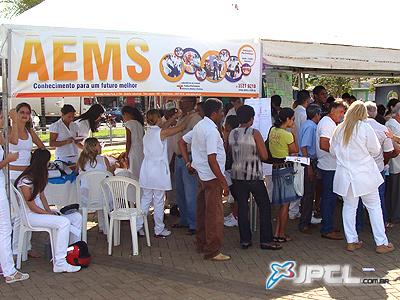 População foi à praça para -