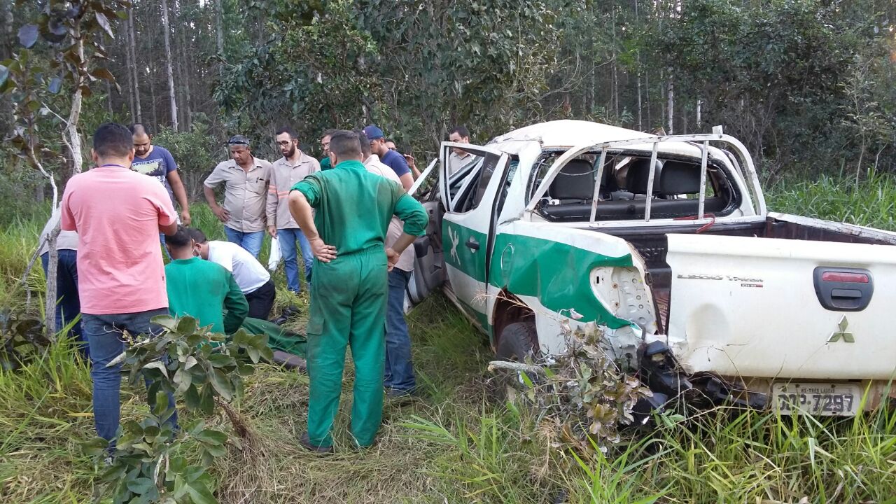 Veículo teria capotado ao sair da pista. passageiro recebe primeiros atendimentos ao lado do carro - Celso Daniel/TVC