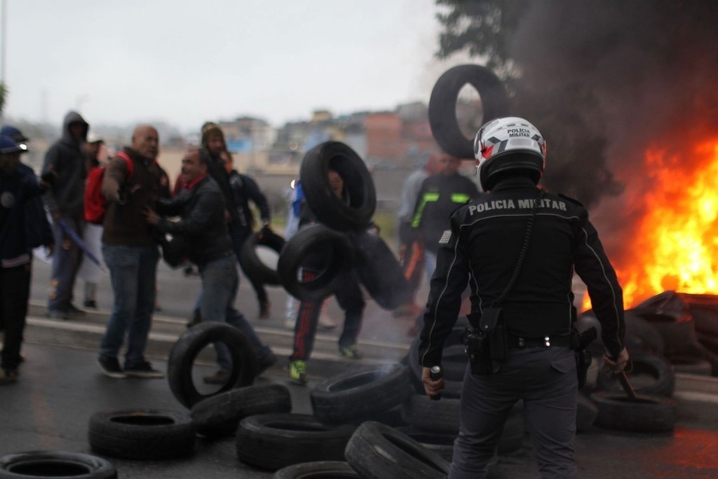 Os manifestantes protestam com bloqueios de vias e rodovias - Werther Santanaa/Estadão Conteúdo