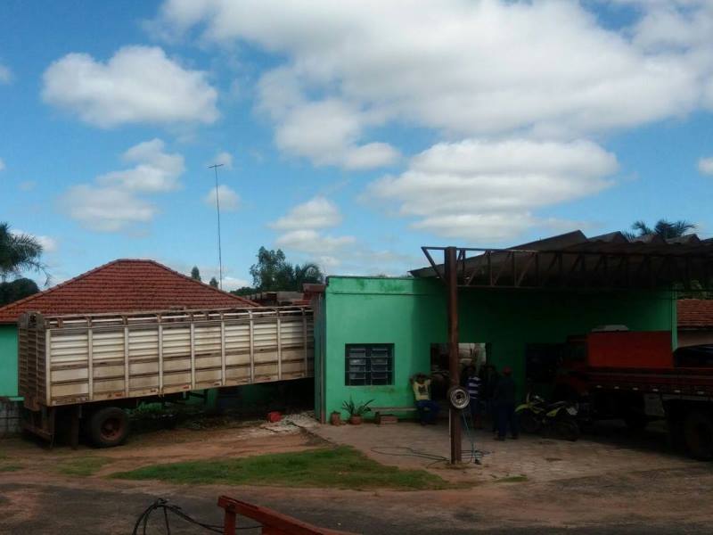 Ao lado da mercearia invadida há um posto de combustíveis desativado e ao fundo a casa dos proprietários do comércio - Divulgação/Sônia Mariano