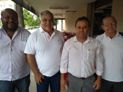 Gérson de Souza (segundo da direita para esquerda) com diretores da Federação de Futebol - André Barbosa/JPNEWS