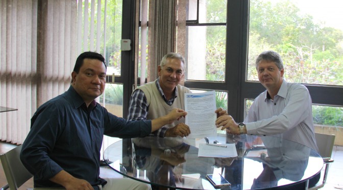 Secretário Jaime Verruck entrega licença ao prefeito de Brasilândia  - Divulgação 