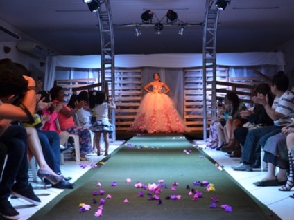Os 12 vestidos produzidos pelo projeto foram apresentados durante desfile no último sábado - Divulgação