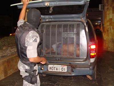 Policial da Rotai chega com o ferido ao hospital -