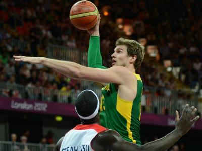 Tiago Splitter (com a bola) foi o destaque do jogo com 21 pontos -