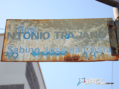 Uma antiga placa de denominação de rua foi pintada para ser reaproveitada tornando-a confusa com o tempo -