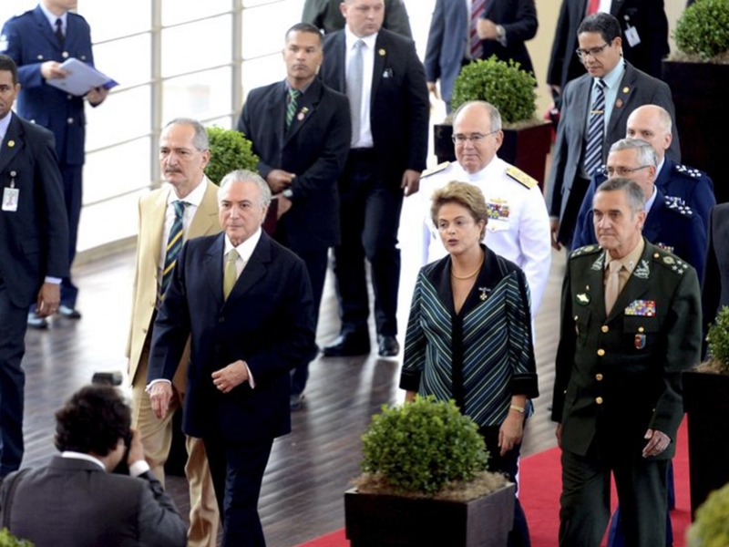 A presidenta Dilma Rousseff e o vice-presidente, Michel Temer, participam de solenidade onde recebem os cumprimentos de oficiais-generais no Clube do Exército - Antonio Cruz/Agência Brasil A presidenta Dilma Rousseff e o vice-presidente, Michel Temer, participam de solenidade onde recebem os cumprimentos de oficiais-generais no Clube do Exército - Antonio Cruz/Agência Brasil