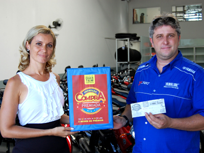 A gerente da Yamaha em Três Lagoas, Cristiane Regina Pagani e o representante da fábrica Yamaha, Luciano Dellaporte -