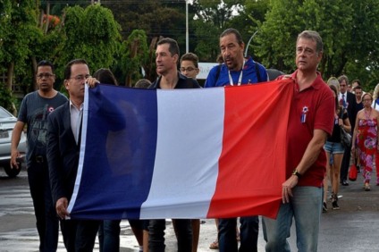 Pessoas carregam bandeira da França, em apoio às vítimas e protestos contra terrorismo - Elza Fiúza/ABR