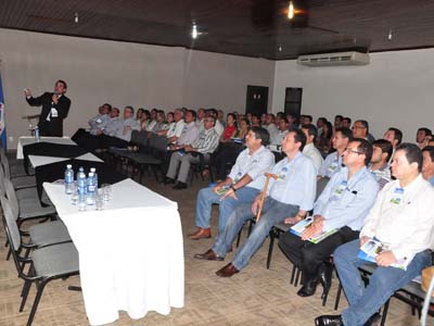 Empresários assistem à palestra -