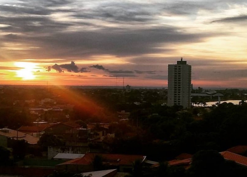 Previsão de umidade baixa e céu parcialmente nublado nesta terça-feira