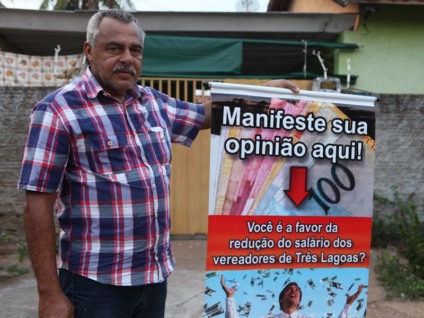 Isaías mostra o cartaz que mandou fazer para iniciar a coleta de assinaturas, amanhã, na feira livre - Elias Dias/JP Isaías mostra o cartaz que mandou fazer para iniciar a coleta de assinaturas, amanhã, na feira livre - Elias Dias/JP