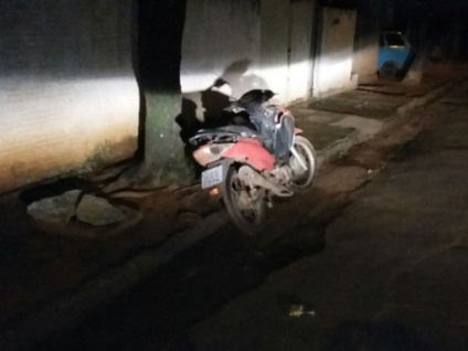 Motocicleta ficou danificada após acidente no Bairro Guanabara