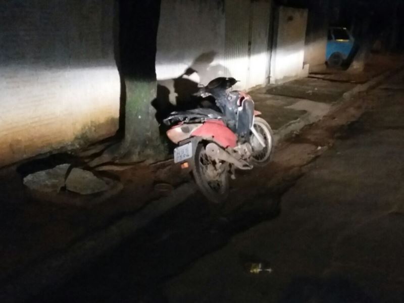 Motocicleta ficou danificada após acidente no Bairro Guanabara