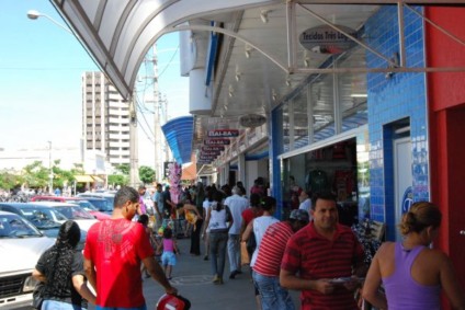 População finalmente começa compras de Natal -