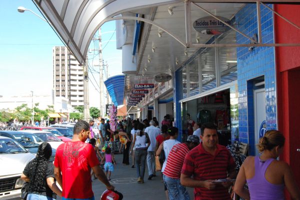 População finalmente começa compras de Natal -