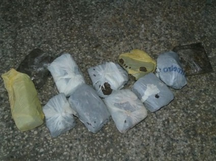 Droga estava na bermuda de um dos suspeitos - Divulgação/PM