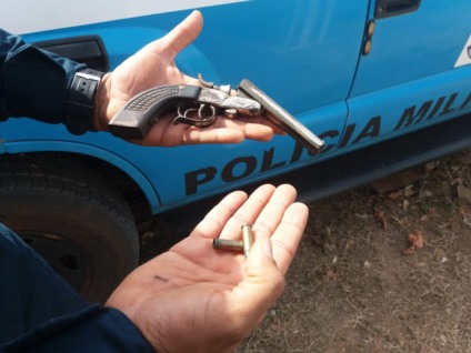 Policial mostra arma que teria sido apreendida com os fugitivos - Divulgação