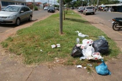 O que se observa em um rápido passeio, principalmente na área central de Três Lagoas, é o descaso que muitos moradores estão tendo com a cidade -