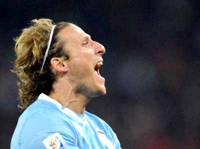 Fórlan comemora o gol que marcou no tempo normal -