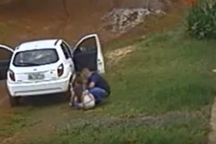 Em questão de segundos, a jovem consegue fugir com o carro já em movimento - Reprodução