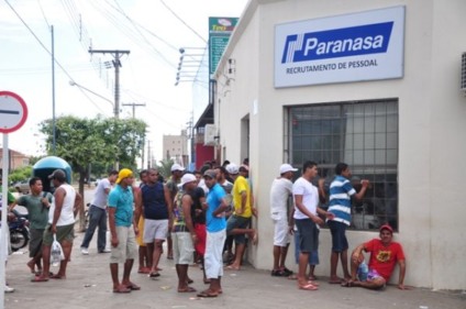 Operários aguardam informações na frente do escritório em Três Lagoas -
