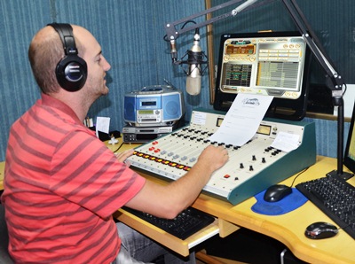 Programação local conta com três locutores mais que qualificados -