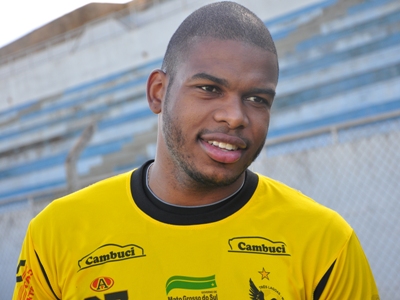 Zagueiro Nilton reconheceu apenas semelhanças físicas com Dedé, do Vasco -