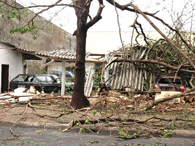 Os fortes ventos destelharam várias casas e lojas do comércio - Os fortes ventos destelharam várias casas e lojas do comércio -