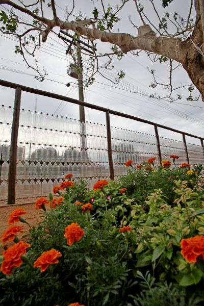 Muro fora construído com garrafas recolhidas na rua ou doadas por vizinhos -