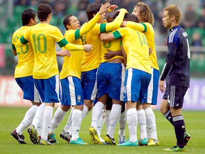 Brasileiros comemoram mais um gol da seleção canarinho contra os japoneses -