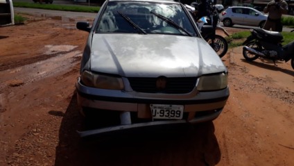 Veículo teve danos de média monta na parte frontal - Edis Carlos