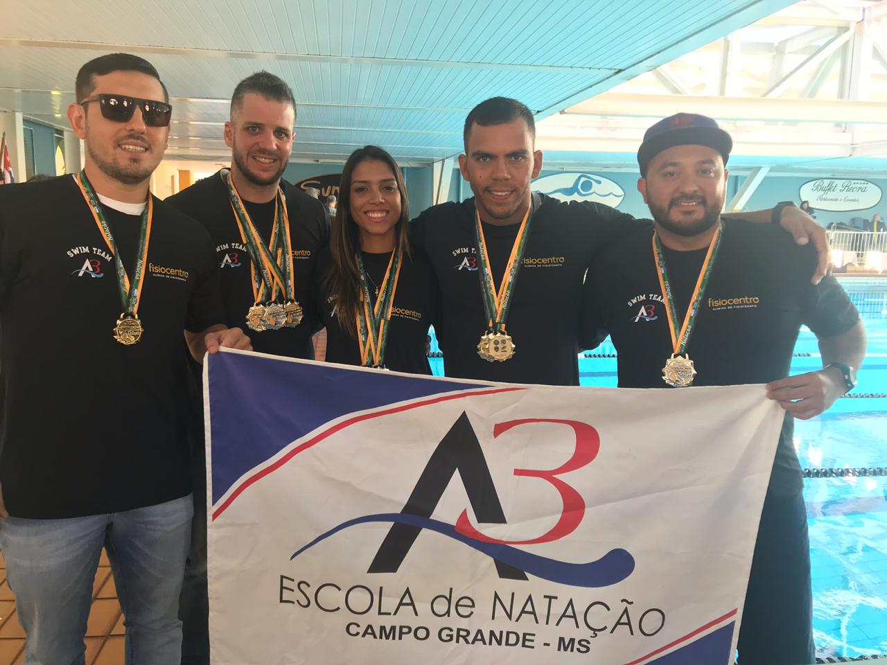 Os cinco atletas ainda irão competir em mais duas etapas do brasileiro de natação - Divulgação