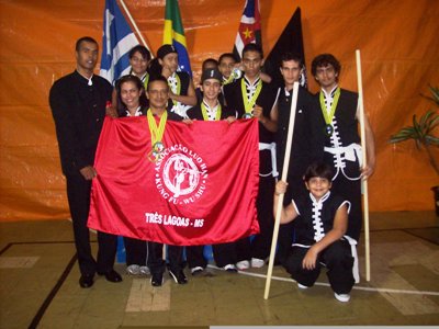 Professor João Flávio (esqu.) espera que alunos da Luohan façam um bom papel - Professor João Flávio (esqu.) espera que alunos da Luohan façam um bom papel -