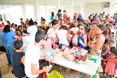 Alegria e emoção ao receber o presente das mãos do Papai Noel -