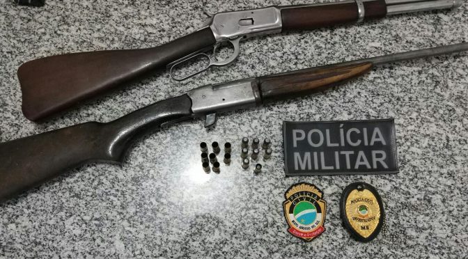 Durante vistoria no carro foram encontradas munições calibre .44, - Foto/PMMS