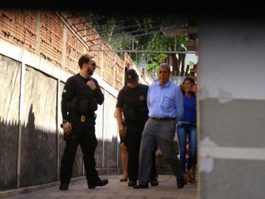 Ex-governador do Estado, André Puccinelli, ao sair do Patronato Penitenciário. - (Foto: André Bittar).