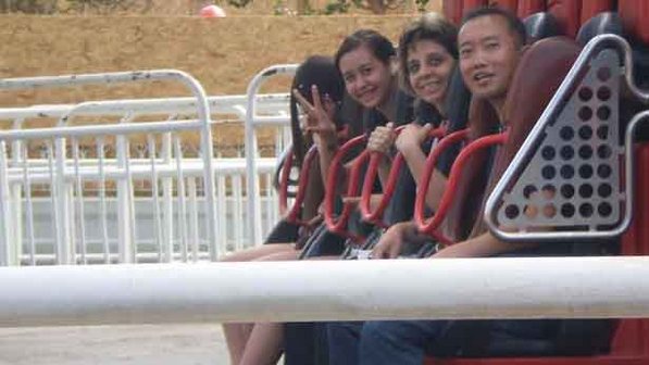 Gabriella Yukari Nichimura, pouco antes de cair do brinquedo La Tour Eiffel, no parque Hopi Hari, em Vinhedo -