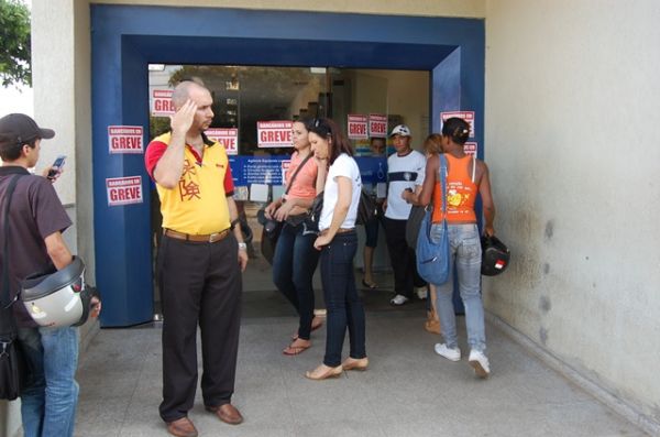 Fila de espera dos clientes chegou a quase 50 metros -